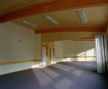 840134 Afbeelding van een gemeenschappelijke ruimte in het nieuwe Zorgcollege (school voor ziekenverzorgenden, ...